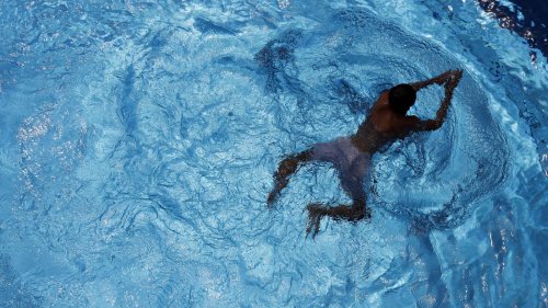 Mädchen von acht Männern umringt: Sexueller Übergriff in Kölner Schwimmbad