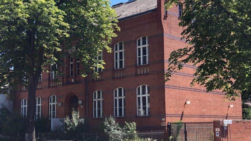 Alte Dorfschule im historischen Buckower Ortskern: Jugendtreff in Süd-Neukölln soll Ende 2024 wieder öffnen