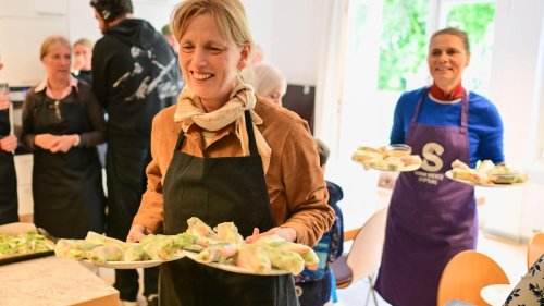 Zum Start von Aktionswoche: Ministerin Karin Prien rollt mit Sarah Wiener Sommerrollen
