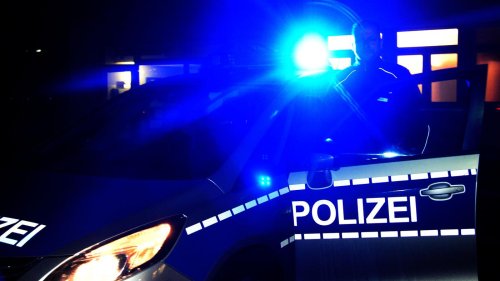 Polizei sucht Zeugen: Unbekannte werfen mehr als 100 Schottersteine auf Berliner Autobahn