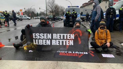 Klimaaktivisten blockieren erneut Autobahn-Zufahrten in Berlin