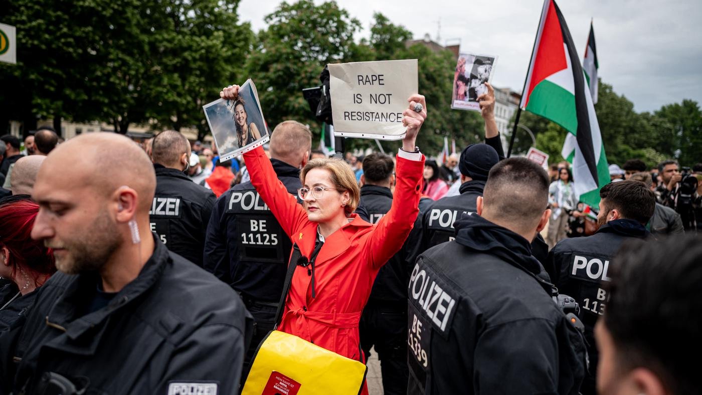 Schläge mit Fahnenstange in Berlin-Mitte: FDP-Politikerin Karoline Preisler bei propalästinensischer Demo angegriffen