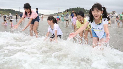 Acht Jahre nach Reaktorkatastrophe: Japaner vergnügen sich am Strand bei Fukushima