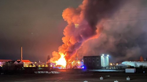 Gebäude einsturzgefährdet: Feuer in Lagerhalle in Berlin-Oberschöneweide gelöscht