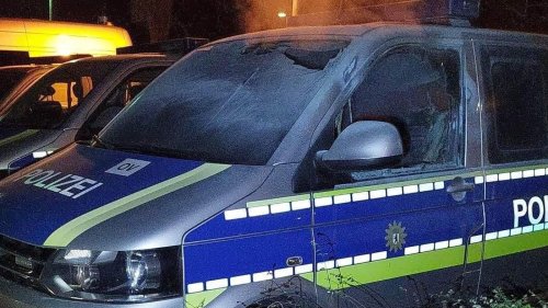 Scheibe eingeschlagen, Feuer gelegt: Brandanschlag auf Berliner Polizeiwagen in Berlin-Wilmersdorf