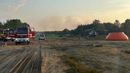 Lage bei Jüterbog bleibt angespannt: Hubschrauber von Bundeswehr und Bundespolizei bei Waldbrand im Einsatz