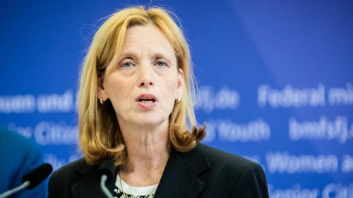 Neue Sozialleistung für pflegende Angehörige: Familienministerin Prien will Pflegegeld als Lohnersatz einführen