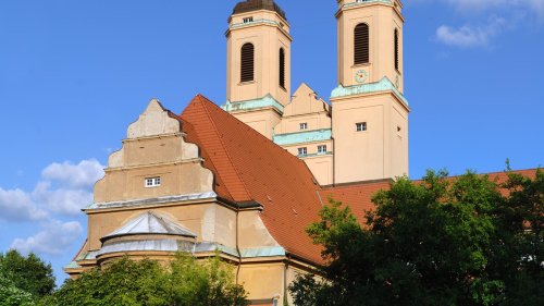 „Ich gehe von einem rassistischen Motiv aus“ : Ehemann von Berliner Pfarrerin vor Kirche zusammengeschlagen