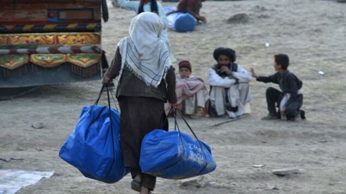 Zehntausende Menschen flüchten vor Taliban-Attacken