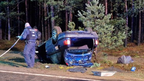 Auto überschlägt sich: Zwei Schwerverletzte bei Verkehrsunfall in Brandenburg