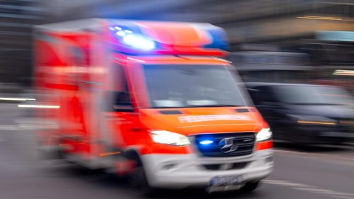 Unfall in Berlin-Reinickendorf: Rollerfahrer kollidiert mit Auto – Lebensgefahr