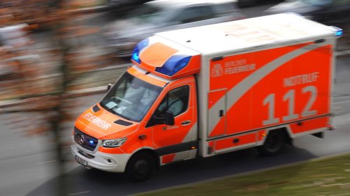 15-Jährige schwer verletzt: Mädchen prallt in Treptow-Köpenick mit Auto zusammen