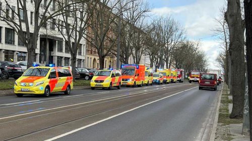 Großeinsatz in der Heinrich-Mann-Allee: Feuerwehr evakuiert Seniorenheim nach Chlorgasaustritt
