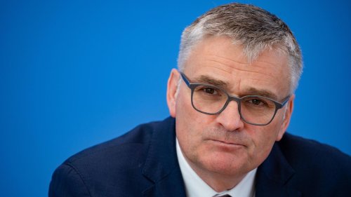 Regierungssprecher Kornelius: Erster Auftritt des Merz-Erklärers
