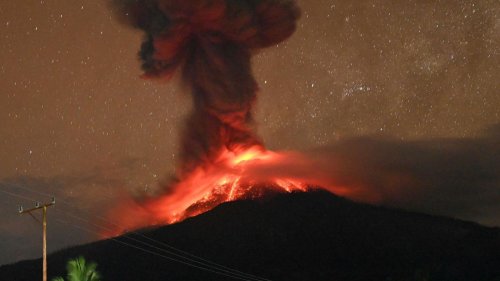 Eruption auf Insel Flores: Indonesien: Vulkan Lewotobi Laki-Laki spuckt wieder Feuer