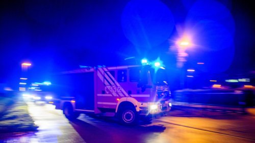 Brände: Dach eines Wohnhauses in Schöneberg brennt