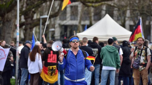 Tausende Teilnehmer in Berlin angemeldet: Angeblich Friedensbewegte demonstrieren gemeinsam mit Neonazis
