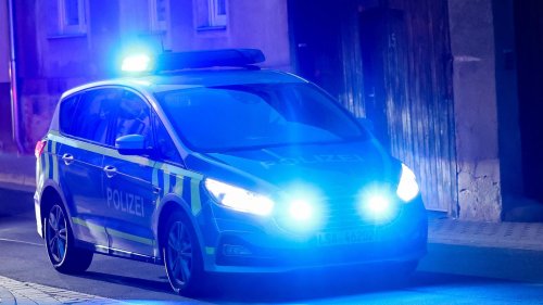 Polizisten mussten Reizgas anwenden: Randalierender 19-Jähriger greift Busfahrer und Einsatzkräfte in Berlin an
