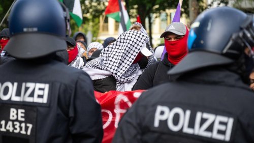 Nakba-Mob tritt Polizist bei Palästina-Demo nieder: Berlins Innensenatorin kündigt hartes Vorgehen an