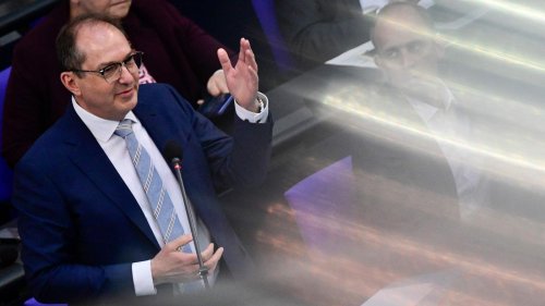 „Gewohnt, ein bisschen schneller loszulegen“: Dobrindt raubt Kabinettskollegin Hubertz Redezeit im Bundestag