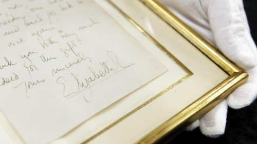 Startgebot bei 2600 Euro : Persönlicher Brief von Queen Elisabeth II. wird versteigert