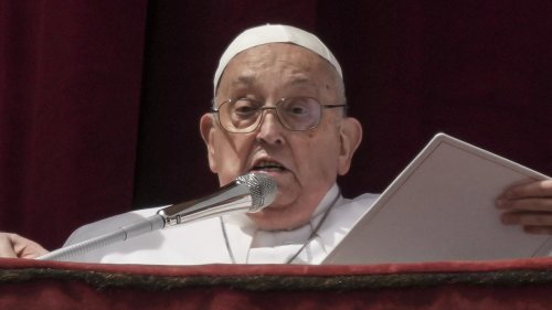 Kurz und mit schwacher Stimme: Papst Franziskus spendet Segen Urbi et Orbi