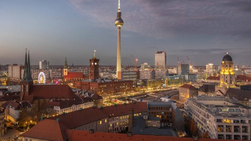 Brutale Überfälle am Alex in Berlin: Polizei nimmt bei Razzia Bande von jungen Männern fest