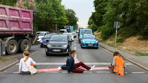 Klimaaktivist auf der A100 in Berlin verletzt