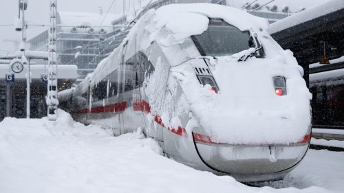 Schneechaos in Süddeutschland: Bahn rät von Zugreisen bis Montag ab