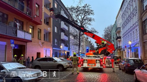 Kinderwagen im Erdgeschoss fängt Feuer: Brand in Berlin-Wedding – sieben Menschen in Krankenhaus