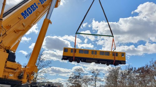 Kommt die U-Bahn geflogen: Neue Exponate schweben per Kran ins Berliner Technikmuseum