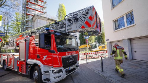 Aufwendiger Einsatz in Berlin-Friedrichshain: Feuerwehr rettet schwer verletzte Person mit Drehleiter aus Gebäude
