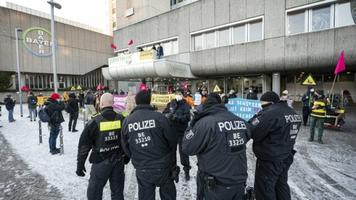 Extinction Rebellion blockiert Berliner Bayer-Zentrale