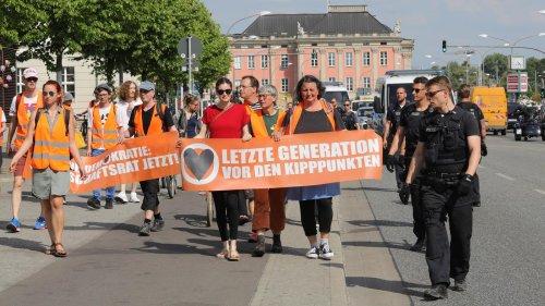 Marsch durch die Hitze: Protest von Letzte Generation