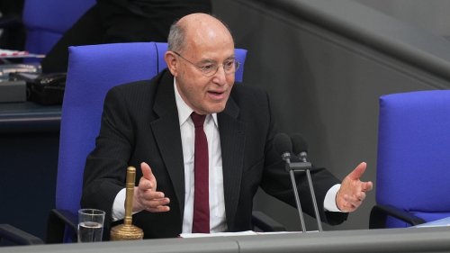 Linker redet als Alterspräsident: Gysi eröffnet Sitzung des neuen Bundestags mit etlichen Forderungen