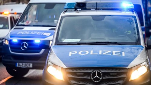 Unfall auf der A13 in Brandenburg: Autofahrer fährt in Stauende – zwei Schwerverletzte