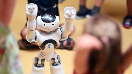 Tanzen und singen mit „Nao“: Kita testet Roboter im Alltag