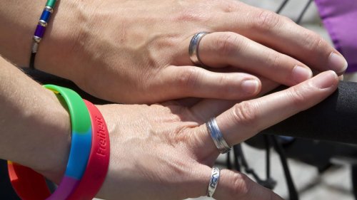 „Wer Elternteil in einem Land ist, ist es in jedem Land“: EU-Kommission will Rechte von Kindern in „Homo-Ehen“ stärken