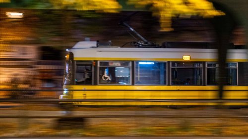 Zusammenstoß in Berlin-Karlshorst: Tram entgleist nach Unfall mit Auto