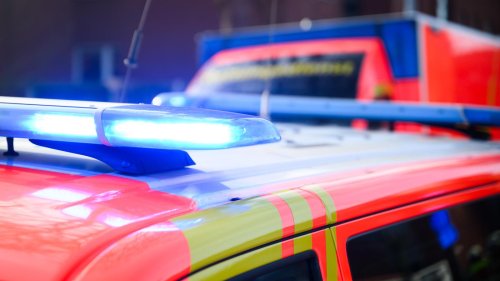 Sie wollte ihr Getränk aufheben: Junge Frau fällt in Berlin vor einfahrender U-Bahn ins Gleisbett – schwer verletzt