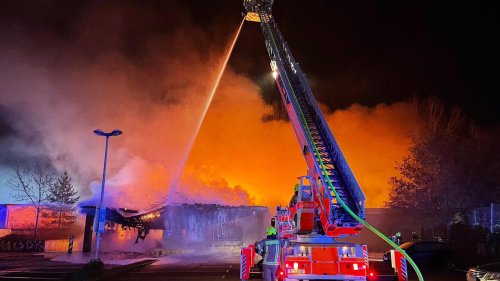 Berliner Feuerwehr im Großeinsatz: Supermarkt am Müggelsee brennt vollständig aus