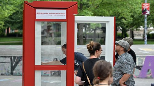 Gedenkbibliothek auf Potsdamer Bassinplatz: Rote Telefonzelle erinnert an Bücherverbrennung 1933