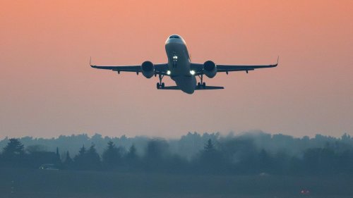 42-Jähriger spuckte mehrere Passagiere an: Aggressiver Fluggast verursacht Zwischenlandung in Berlin