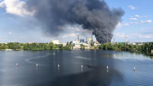 Fotos vom Großbrand in Berlin: Dunkler Rauch, hohe Flammen – die Bilder vom Feuer in Spandau