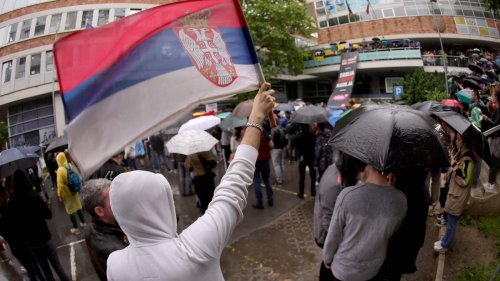 Demonstrationen in Serbien: Erneut protestieren Zehntausende gegen Gewalt