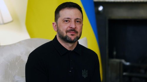 Kunst im Krieg: Selenskyj vor Bild mit Kreml in Flammen – Unmut in Moskau