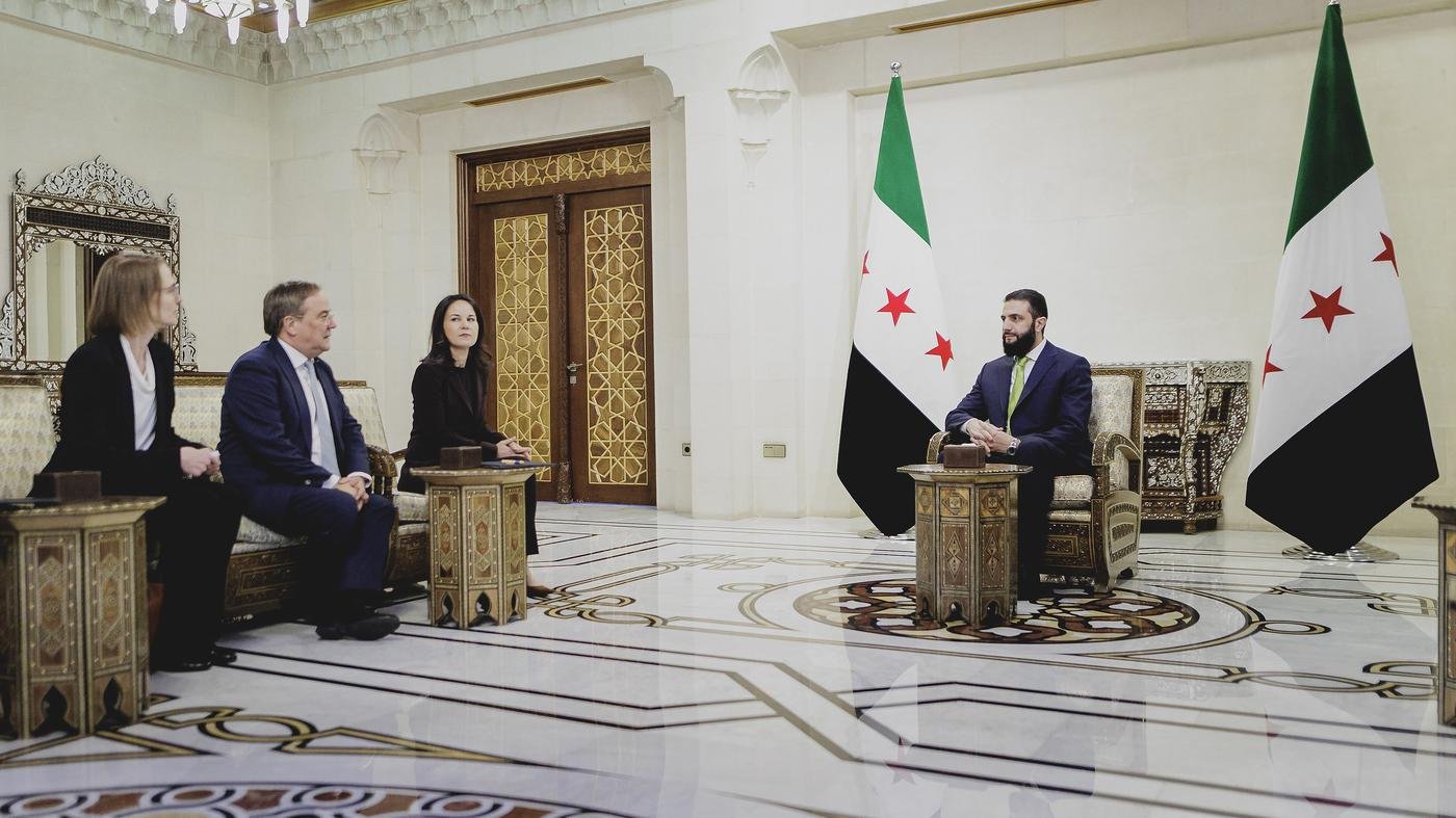 Bei Besuch in Damaskus: Syriens Übergangspräsident al-Scharaa begrüßt Baerbock erneut ohne Handschlag