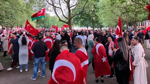 Deutsch-türkische Wähler: In einer Demokratie leben, aber für einen Autokraten stimmen