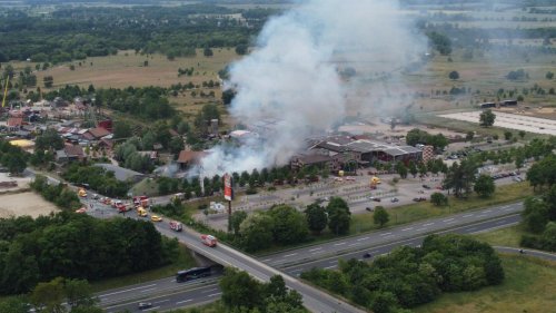 Chef will Mittwoch wieder öffnen: Zehn Verletzte bei Brand in Karls Erlebnisdorf in Brandenburg – Feuer ist gelöscht