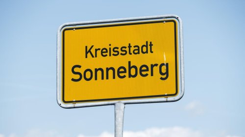 Ermittlungen im thüringischen Sonneberg: Unbekannte mähen Hakenkreuz in Wiese